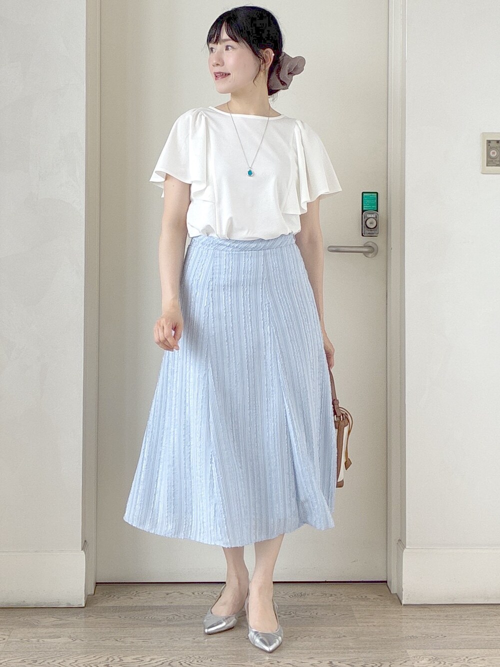 ブルー系のテーラードジャケット、ホワイト系のTシャツ/カットソー、ブルー系のスカートを着用したレディースの夏コーディネートの9枚目の写真