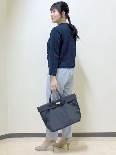 ブルー系のカーディガン/ボレロ、ブルー系のニット/セーター、ブルー系のシャツ/ブラウスを着用したレディースの春コーディネートの5枚目の写真