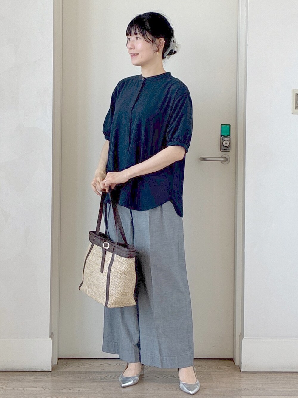 ブルー系のシャツ/ブラウス、ブラック系のその他パンツ、ホワイト系のカーディガン/ボレロを着用したレディースの夏コーディネートの7枚目の写真