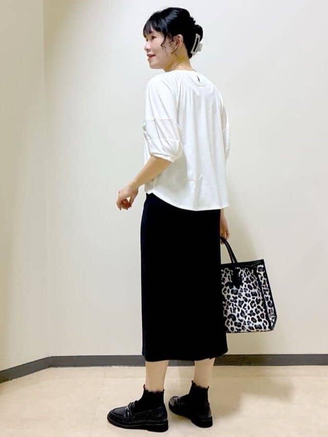 ホワイト系のTシャツ/カットソー、ブラック系のスカート、ブラウン系のスカートを着用したレディースの夏コーディネートの3枚目の写真