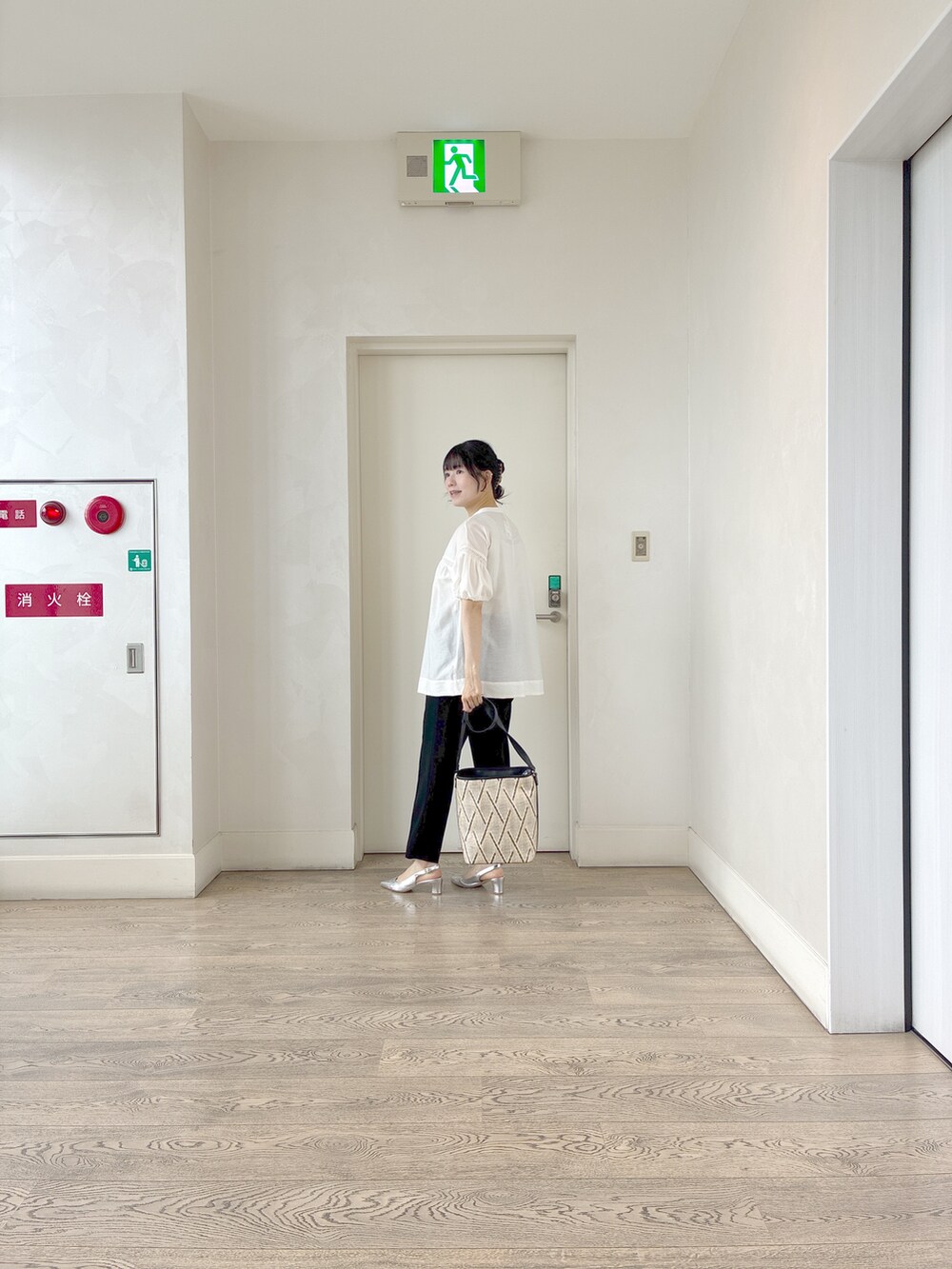 ホワイト系のシャツ/ブラウス、ベージュ系のタンクトップ、ブラック系のその他パンツを着用したレディースの夏コーディネートの7枚目の写真