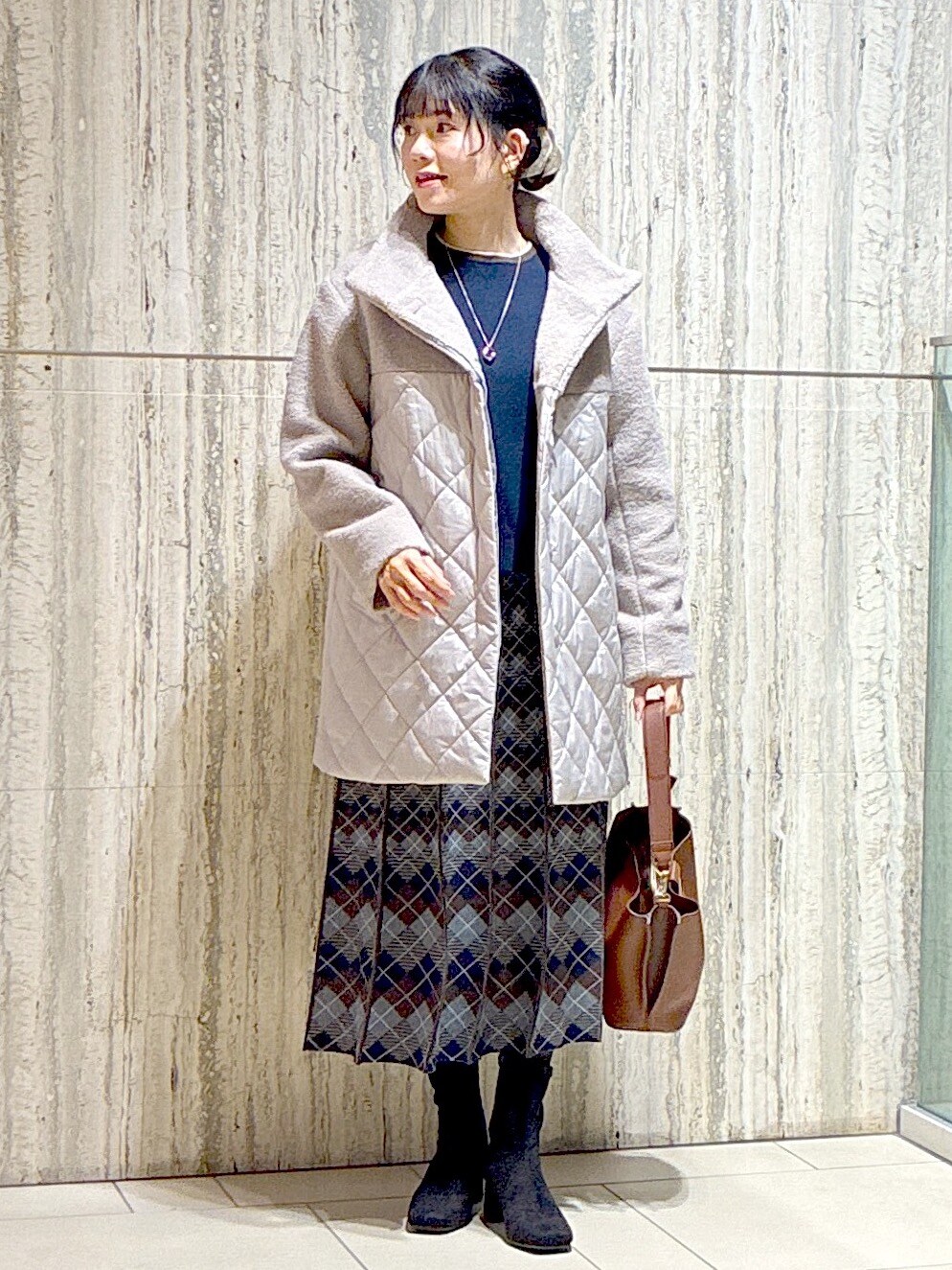 グレー系のその他アウター、ブルー系のニット/セーター、ブルー系のスカートを着用したレディースの秋コーディネートの7枚目の写真
