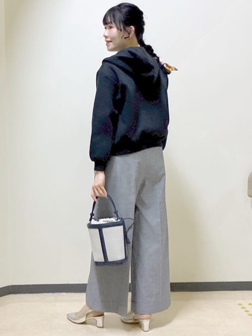 ブルー系のパーカー、ホワイト系のTシャツ/カットソー、ブラック系のタンクトップを着用したレディースの冬コーディネートの4枚目の写真