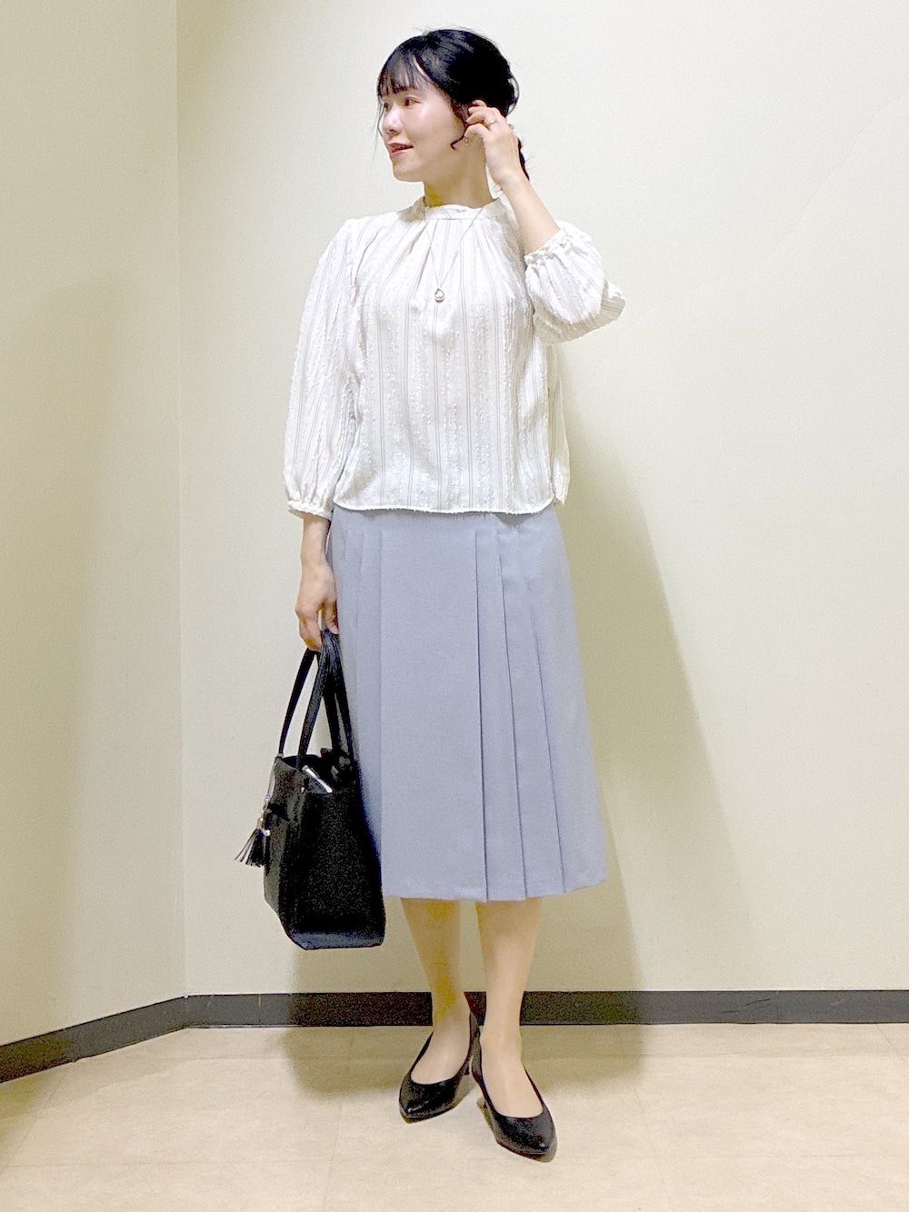 ホワイト系のシャツ/ブラウス、ブルー系のスカート、ブルー系のノーカラージャケットを着用したレディースの春コーディネートの7枚目の写真