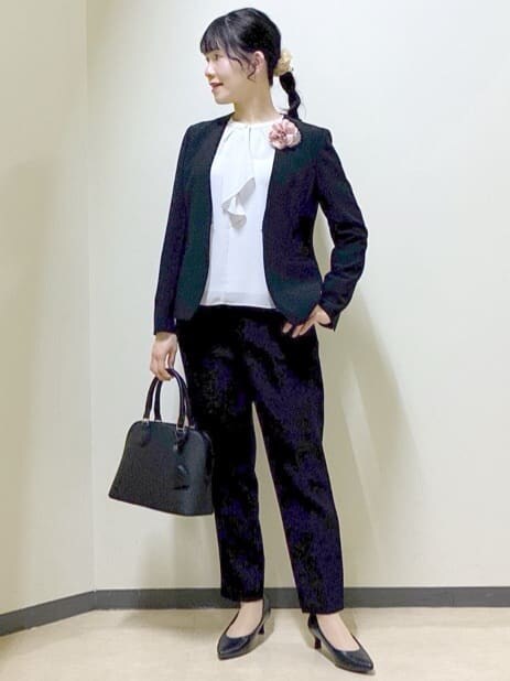 ブラック系のノーカラージャケット、ブラック系のその他パンツ、グレー系のシャツ/ブラウスを着用したレディースの冬コーディネートの6枚目の写真