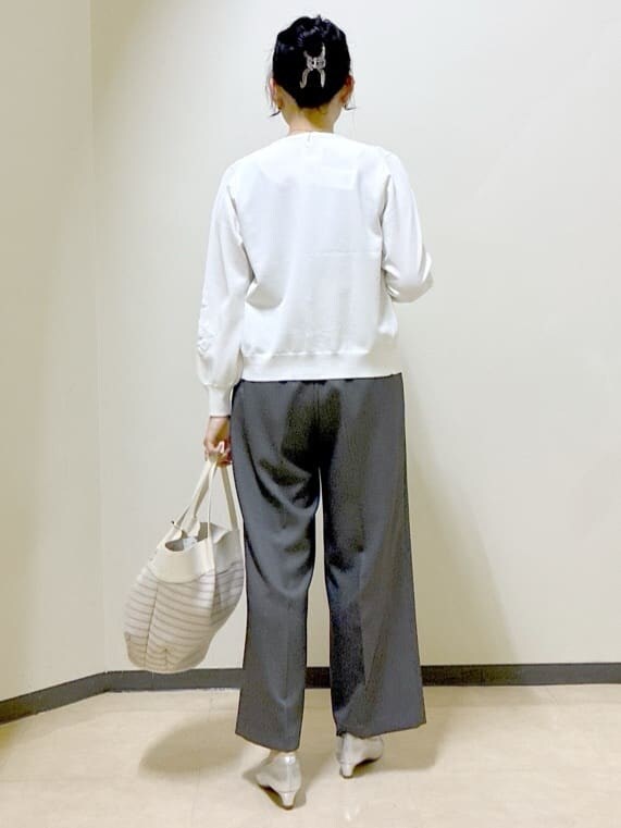 ホワイト系のカーディガン/ボレロ、ブラック系のタンクトップ、ブラック系のその他パンツを着用したレディースの春コーディネートの3枚目の写真
