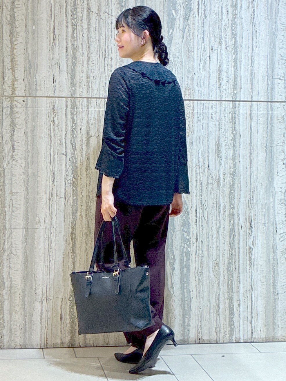 ブルー系のシャツ/ブラウス、ベージュ系のタンクトップ、ブラウン系のその他パンツを着用したレディースの夏コーディネートの4枚目の写真