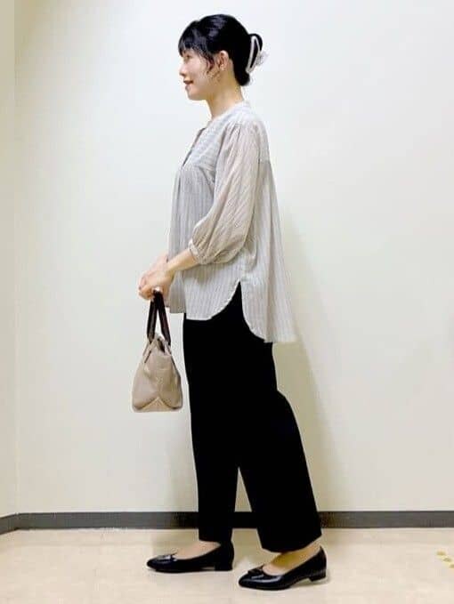 グレー系のシャツ/ブラウス、ブラック系のタンクトップ、ブラック系のその他パンツを着用したレディースの夏コーディネートの2枚目の写真