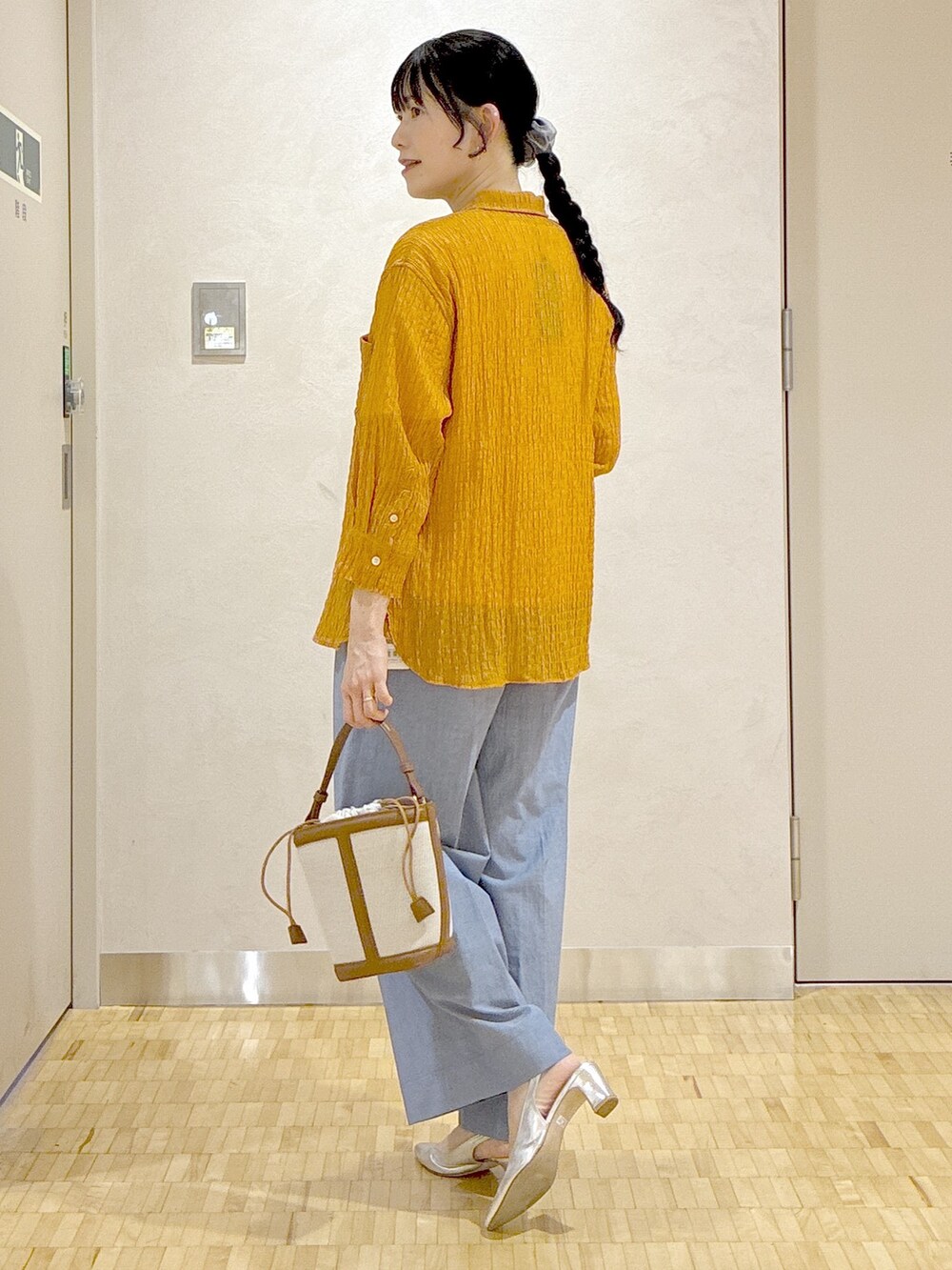 オレンジ系のシャツ/ブラウス、ホワイト系のTシャツ/カットソー、ブルー系のその他パンツを着用したレディースの夏コーディネートの4枚目の写真