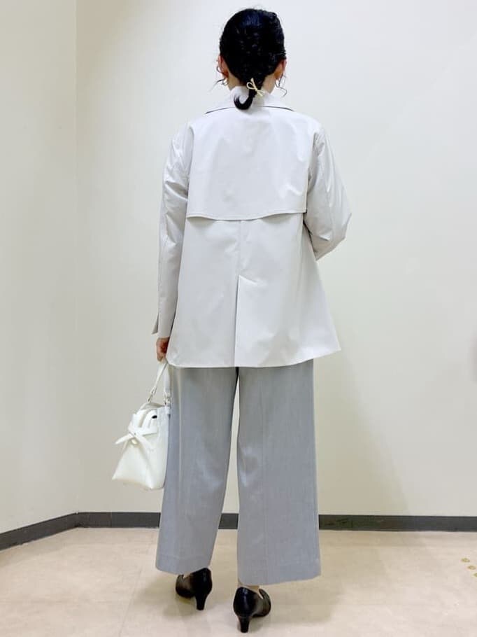 ベージュ系のトレンチコート、グレー系のシャツ/ブラウス、グレー系のその他パンツを着用したレディースの春コーディネートの3枚目の写真