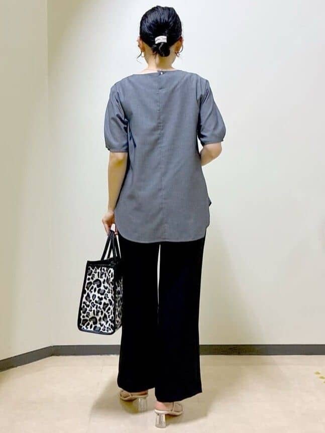 ブルー系のシャツ/ブラウス、ブラック系のその他パンツ、パープル系のその他パンツを着用したレディースの夏コーディネートの3枚目の写真