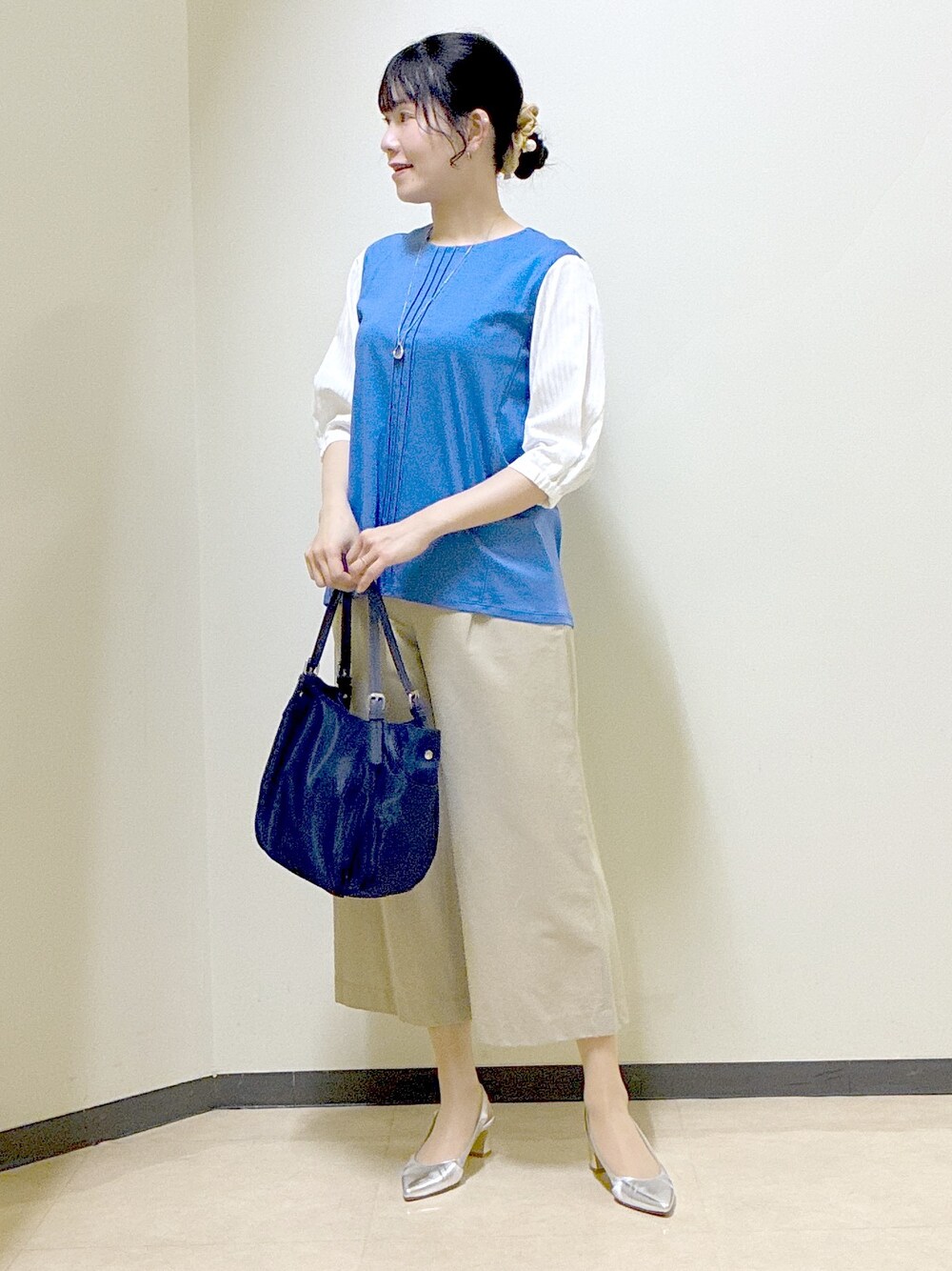 ベージュ系のその他パンツ、ブルー系のTシャツ/カットソー、ブルー系のショルダーバッグを着用したレディースの春コーディネートの8枚目の写真