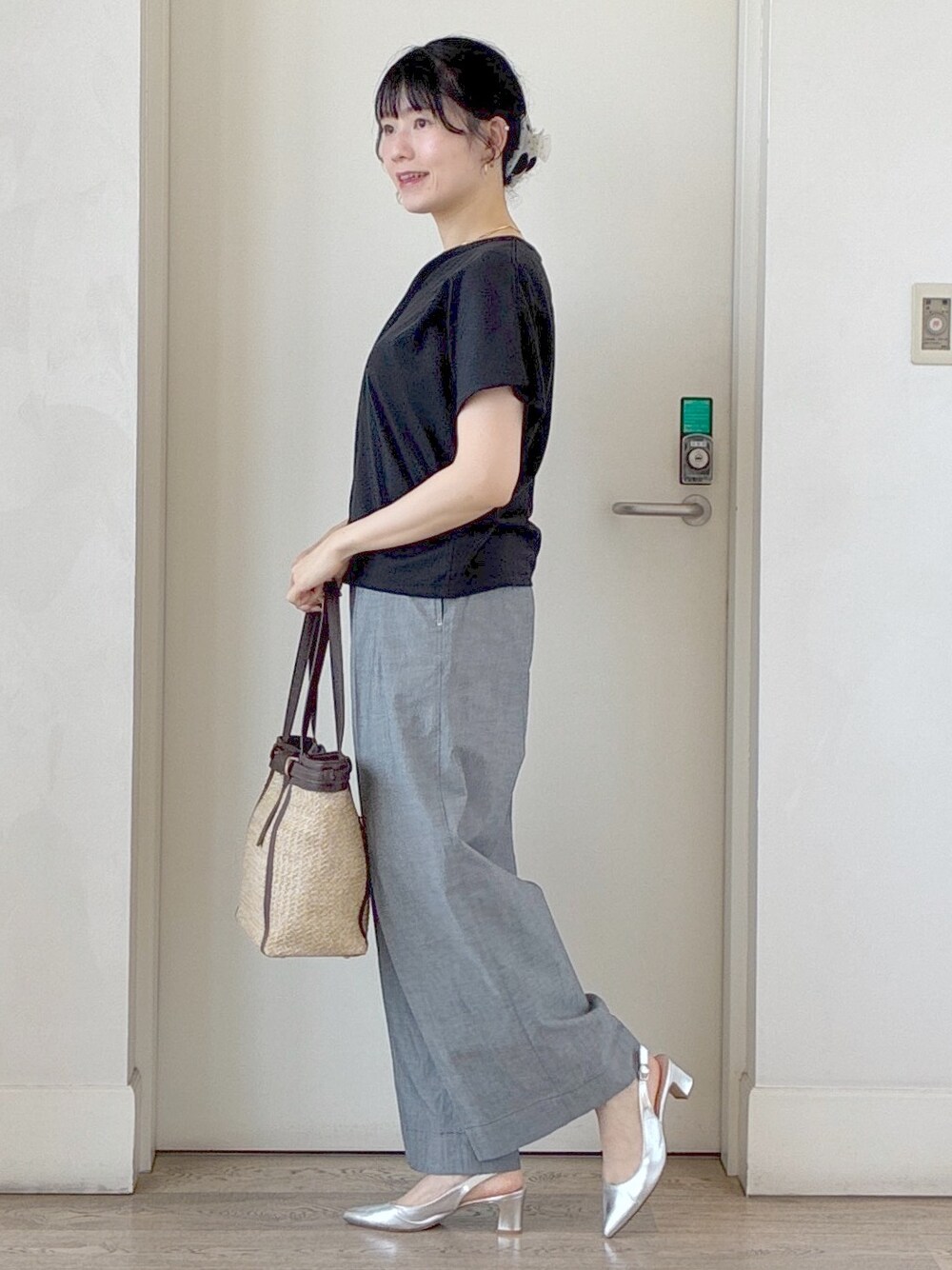 ブラック系のTシャツ/カットソー、ブラック系のその他パンツ、ホワイト系のカーディガン/ボレロを着用したレディースの秋コーディネートの2枚目の写真