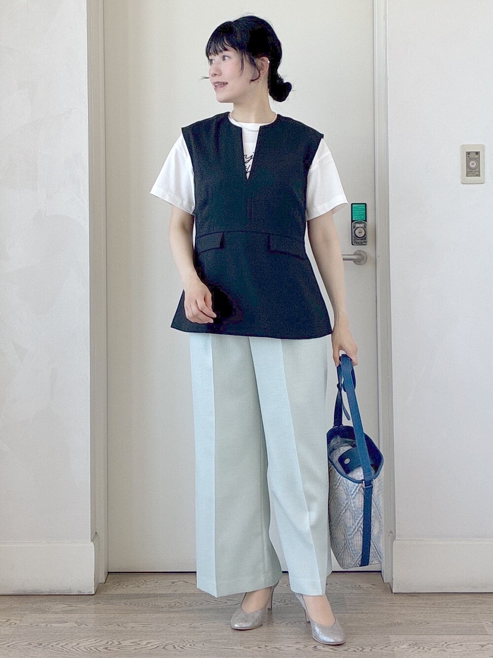 ブラック系のベスト、ホワイト系のTシャツ/カットソー、ホワイト系のタンクトップを着用したレディースの夏コーディネートの10枚目の写真