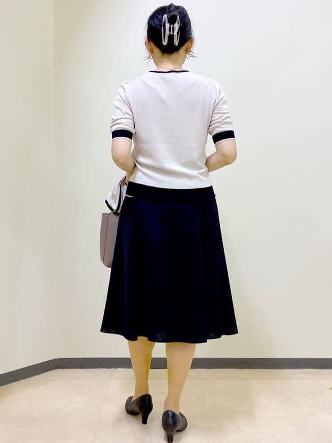 ベージュ系のカーディガン/ボレロ、ベージュ系のニット/セーター、ブラック系のスカートを着用したレディースの秋コーディネートの9枚目の写真