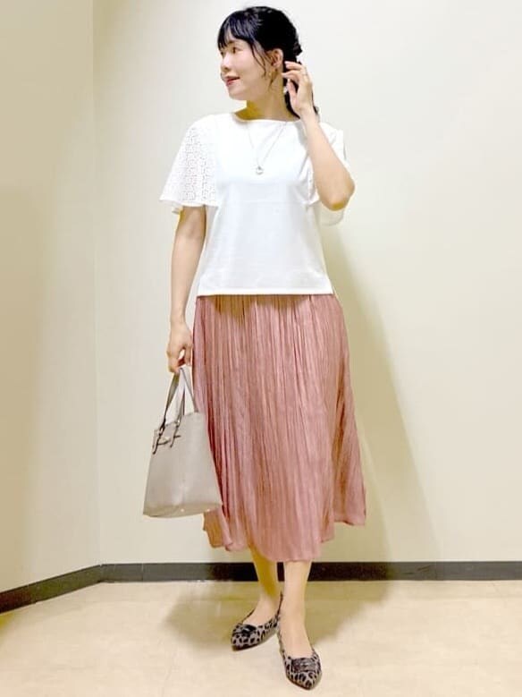ホワイト系のTシャツ/カットソー、ベージュ系のカーディガン/ボレロ、ピンク系のスカートを着用したレディースの秋コーディネートの6枚目の写真