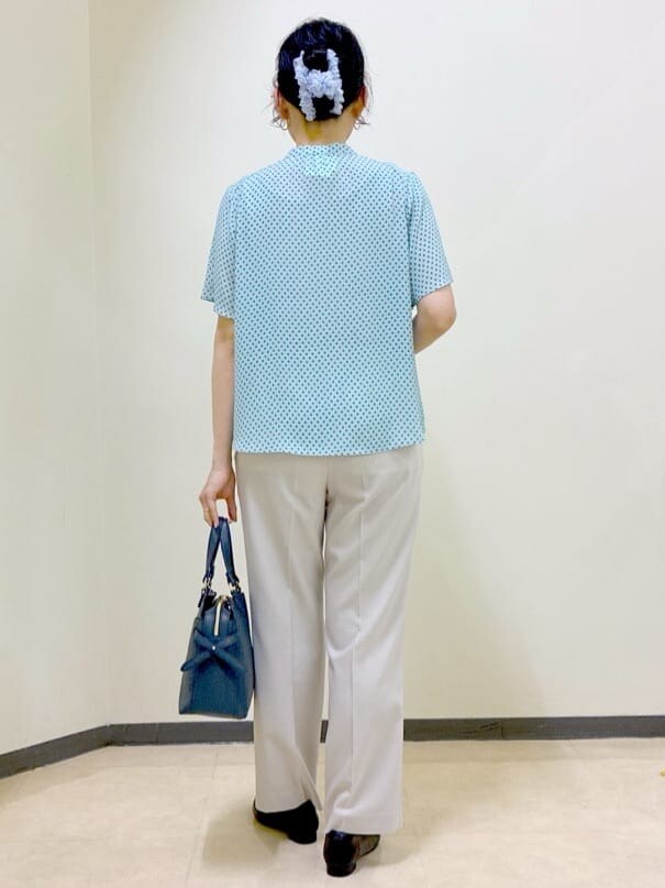 ブルー系のシャツ/ブラウス、ベージュ系のその他パンツ、ブルー系のトートバッグを着用したレディースの夏コーディネートの3枚目の写真