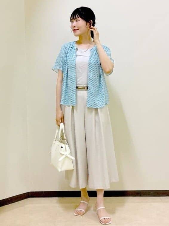 ブルー系のシャツ/ブラウス、グレー系のタンクトップ、ベージュ系のその他パンツを着用したレディースの夏コーディネートの8枚目の写真