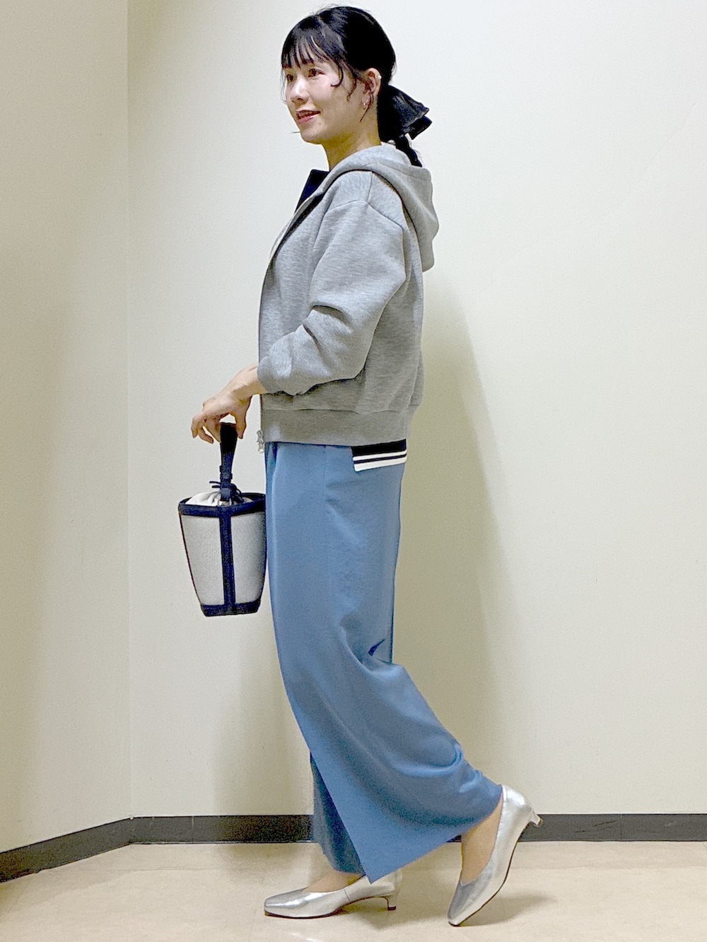 ベージュ系のノーカラージャケット、ブルー系のその他パンツ、ブルー系のニット/セーターを着用したレディースの春コーディネートの2枚目の写真