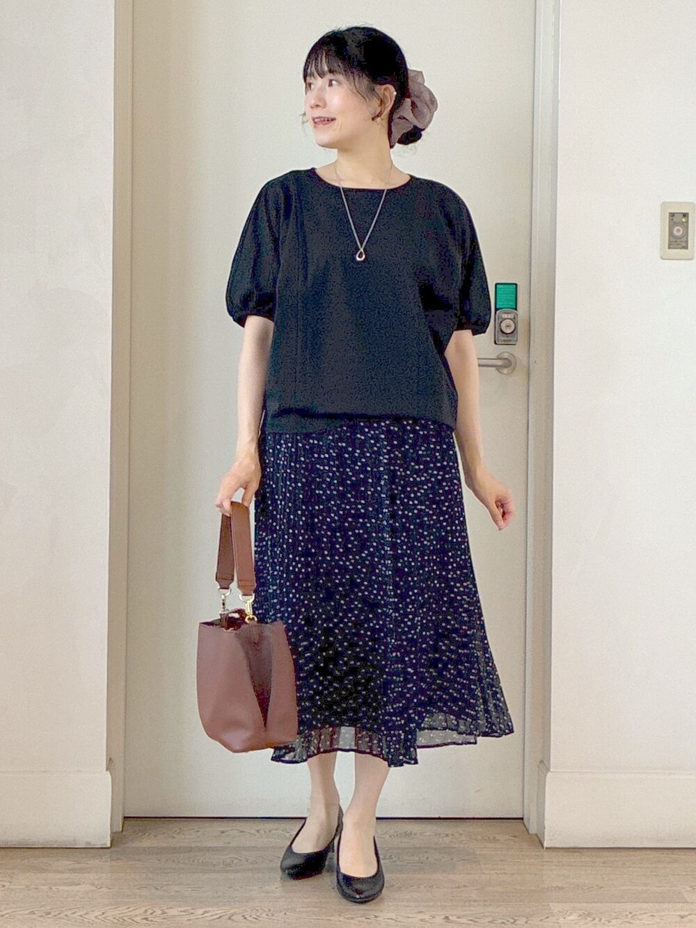 ブラック系のTシャツ/カットソー、ブルー系のシャツ/ブラウス、ブルー系のスカートを着用したレディースの秋コーディネートの6枚目の写真