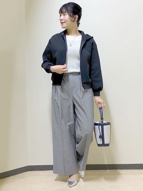 ブルー系のパーカー、ホワイト系のTシャツ/カットソー、ブラック系のタンクトップを着用したレディースの冬コーディネートの8枚目の写真
