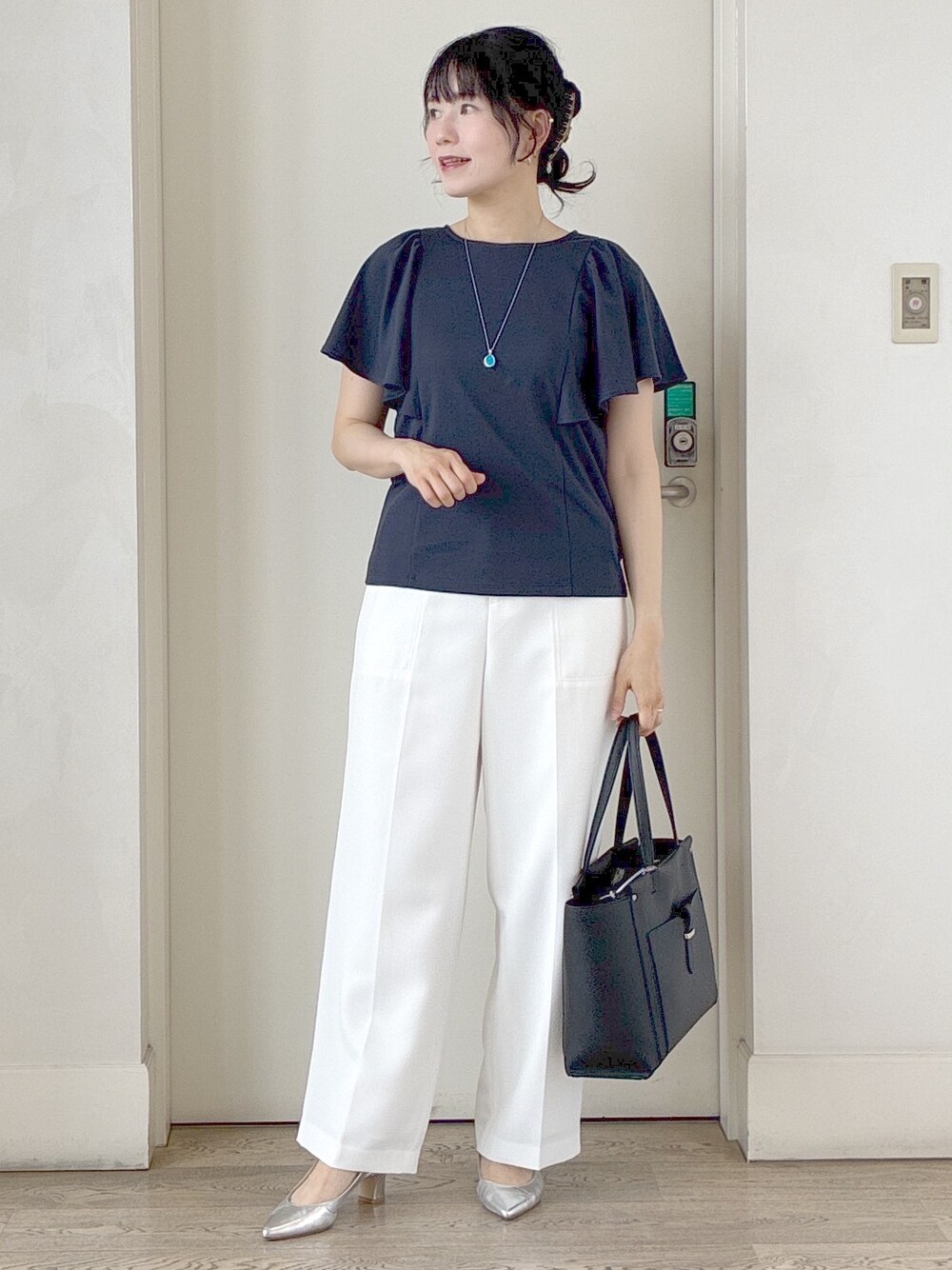 ブルー系のTシャツ/カットソー、ホワイト系のその他パンツ、ブルー系のテーラードジャケットを着用したレディースの夏コーディネートの10枚目の写真