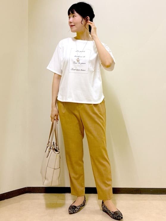 ホワイト系のTシャツ/カットソー、ベージュ系のテーラードジャケット、イエロー系のその他パンツを着用したレディースの夏コーディネートの8枚目の写真
