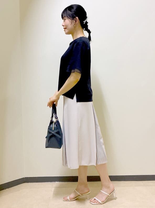 ブルー系のTシャツ/カットソー、ベージュ系のスカート、グリーン系のTシャツ/カットソーを着用したレディースの夏コーディネートの2枚目の写真
