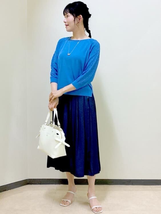ブルー系のニット/セーター、ブルー系のその他パンツ、グレー系のニット/セーターを着用したレディースの夏コーディネートの6枚目の写真