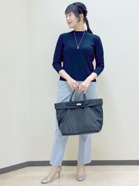 ブルー系のニット/セーター、ブルー系のカーディガン/ボレロ、ブルー系のその他パンツを着用したレディースの春コーディネートの5枚目の写真