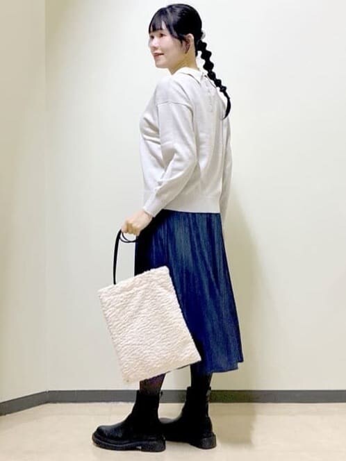 ブラック系のブルゾン、グレー系のニット/セーター、ブルー系のその他パンツを着用したレディースの冬コーディネートの10枚目の写真