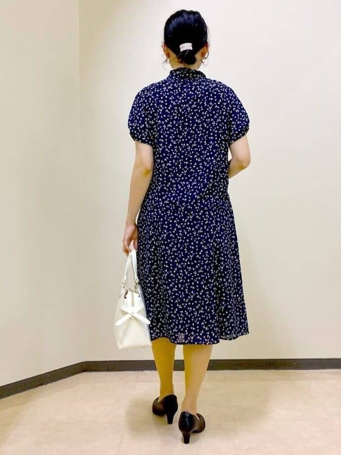 ブルー系のシャツ/ブラウス、ブルー系のスカート、ベージュ系のテーラードジャケットを着用したレディースの夏コーディネートの3枚目の写真