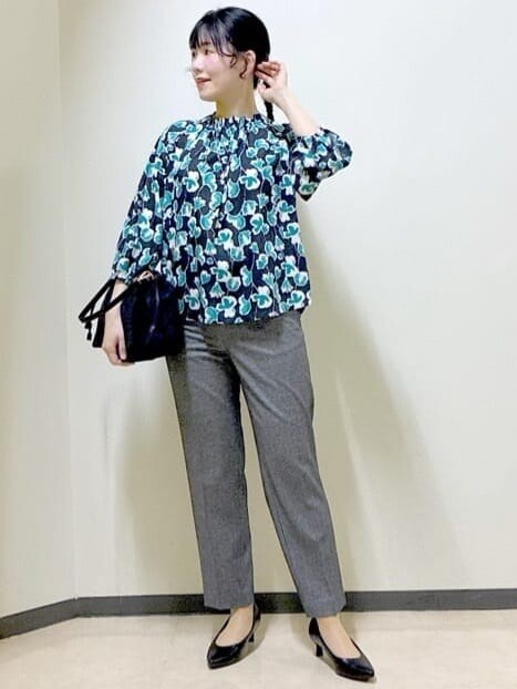 ブルー系のシャツ/ブラウス、ブラック系のその他パンツ、ブラック系のショルダーバッグを着用したレディースの冬コーディネートの5枚目の写真