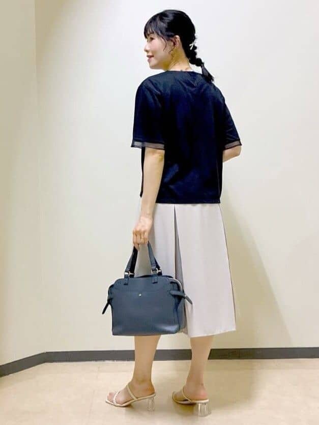 ブルー系のTシャツ/カットソー、ブルー系のスカート、ベージュ系のスカートを着用したレディースの夏コーディネートの10枚目の写真