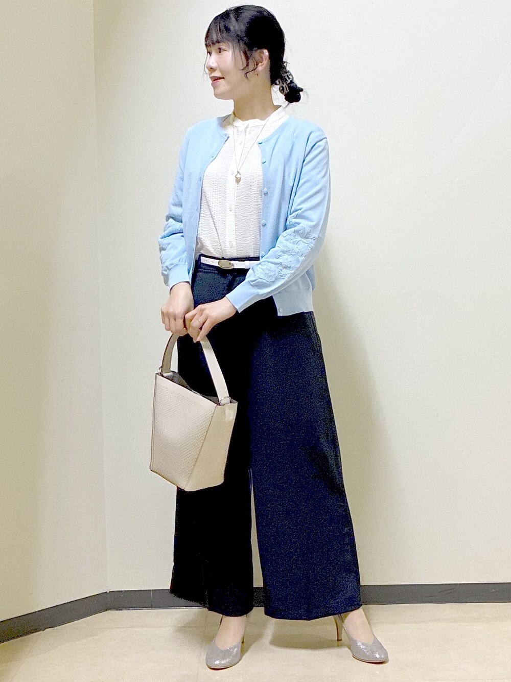 ホワイト系のシャツ/ブラウス、パープル系のカーディガン/ボレロ、ブルー系のカーディガン/ボレロを着用したレディースの春コーディネートの6枚目の写真
