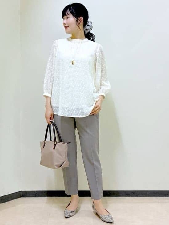 ベージュ系のシャツ/ブラウス、ブラウン系のその他パンツ、ベージュ系のトートバッグを着用したレディースの夏コーディネートの7枚目の写真