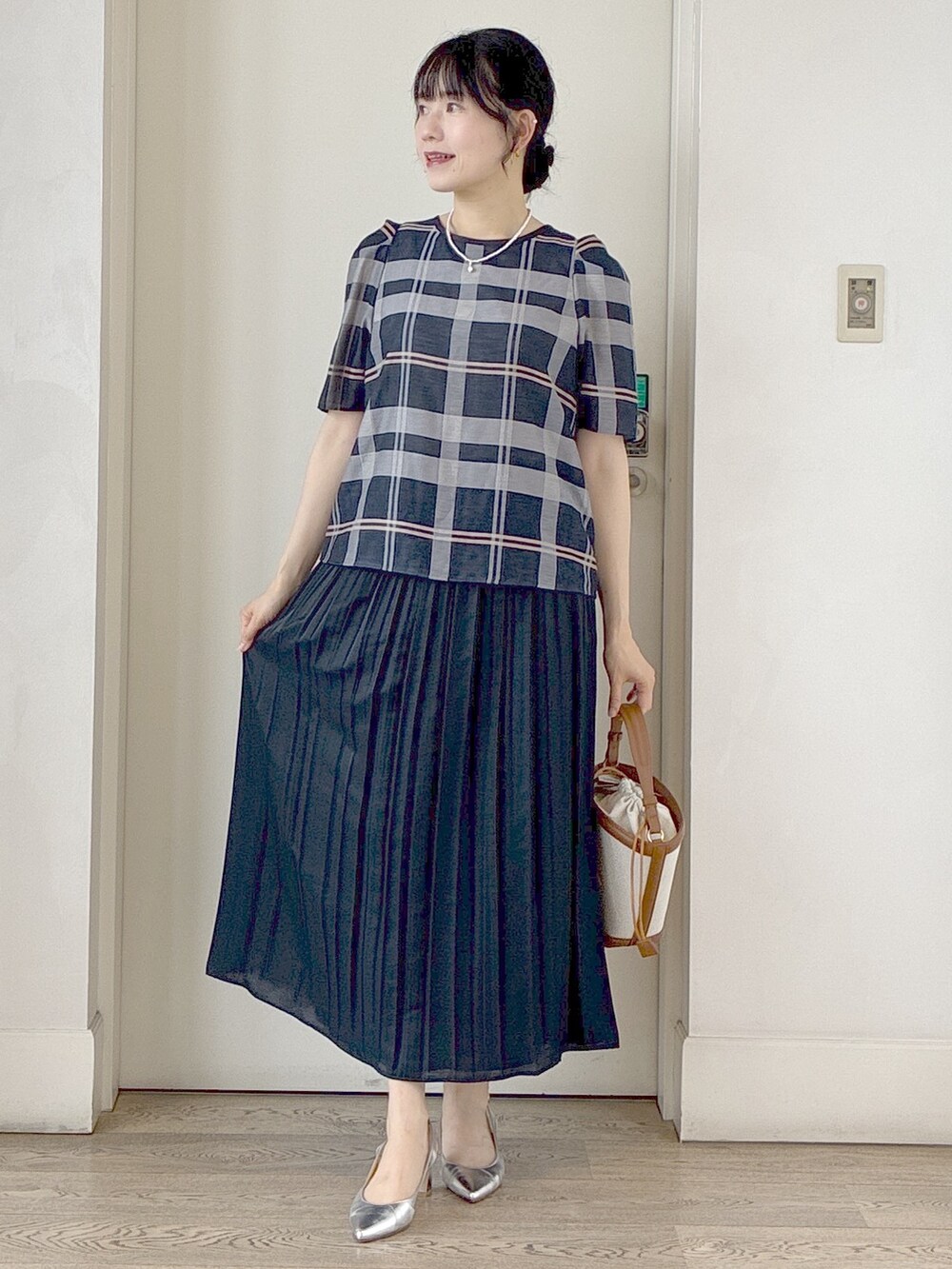 ブルー系のシャツ/ブラウス、ブルー系のスカート、イエロー系のショルダーバッグを着用したレディースの夏コーディネートの5枚目の写真
