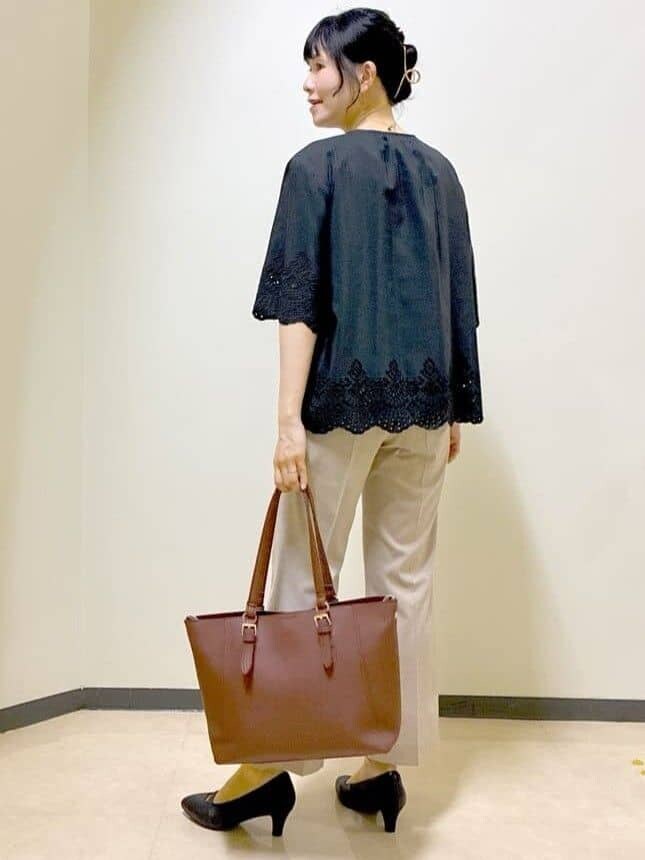 ブラック系のシャツ/ブラウス、ベージュ系のその他パンツ、ブラウン系のトートバッグを着用したレディースの夏コーディネートの4枚目の写真