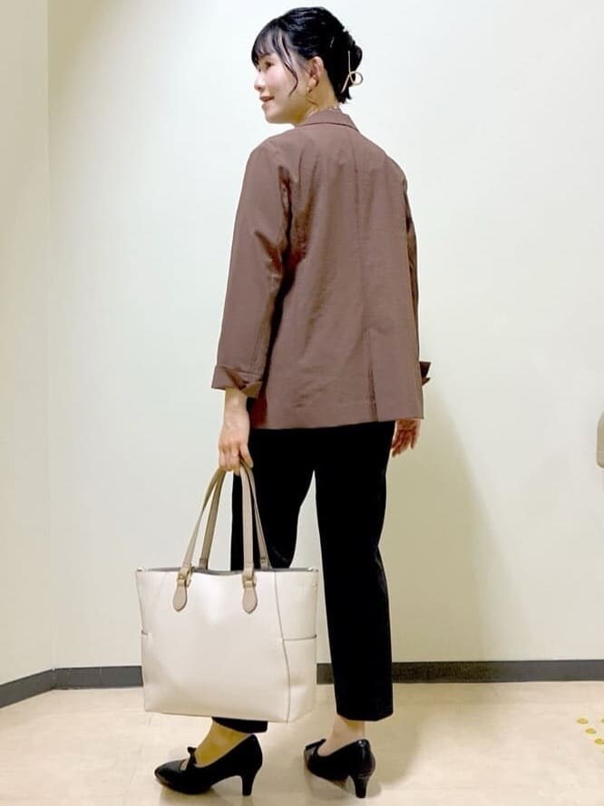 ブラウン系のシャツ/ブラウス、ブラウン系のテーラードジャケット、ブラック系のその他パンツを着用したレディースの春コーディネートの9枚目の写真