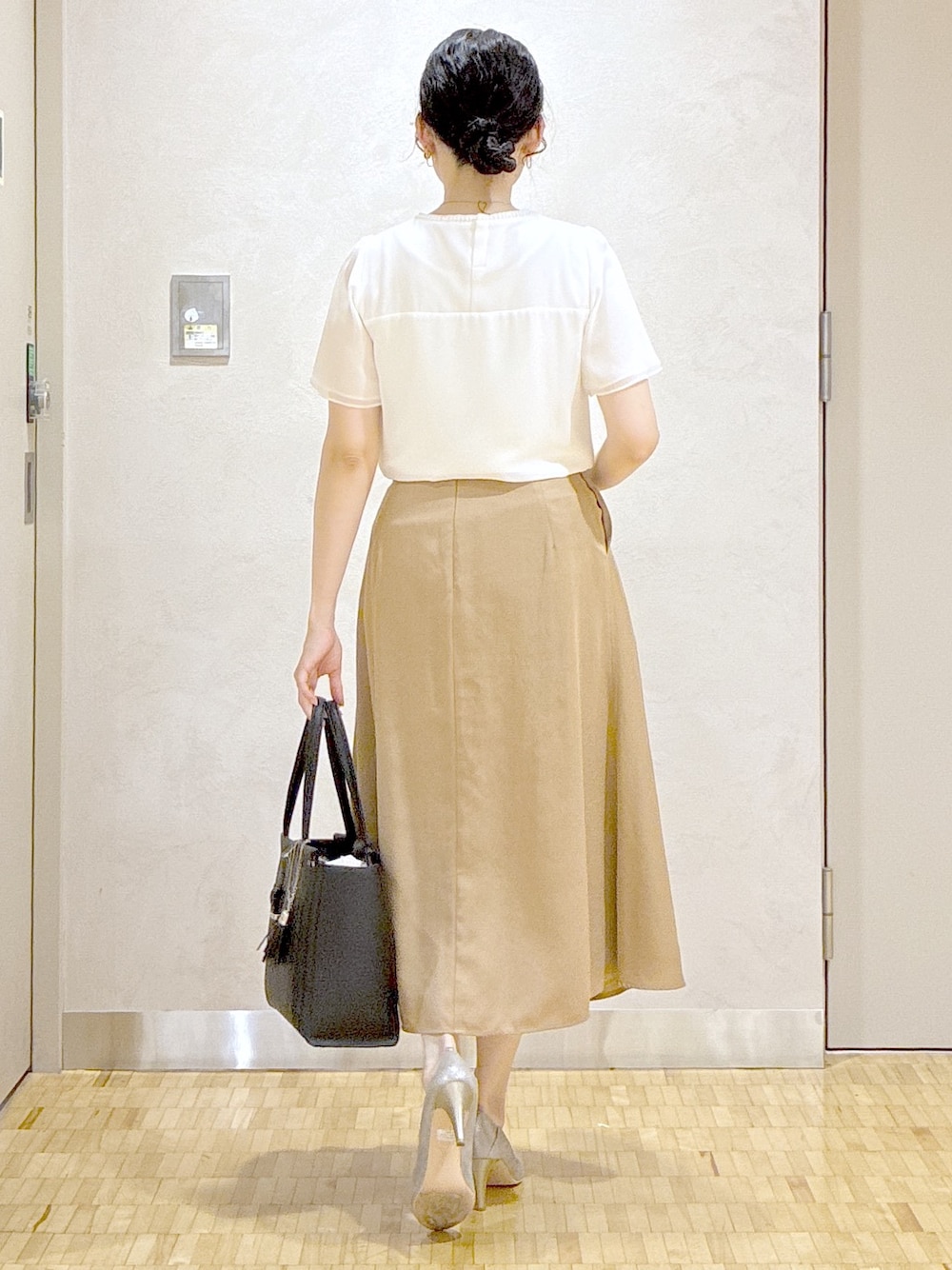 ホワイト系のシャツ/ブラウス、ブルー系のカーディガン/ボレロ、ベージュ系のスカートを着用したレディースの夏コーディネートの3枚目の写真