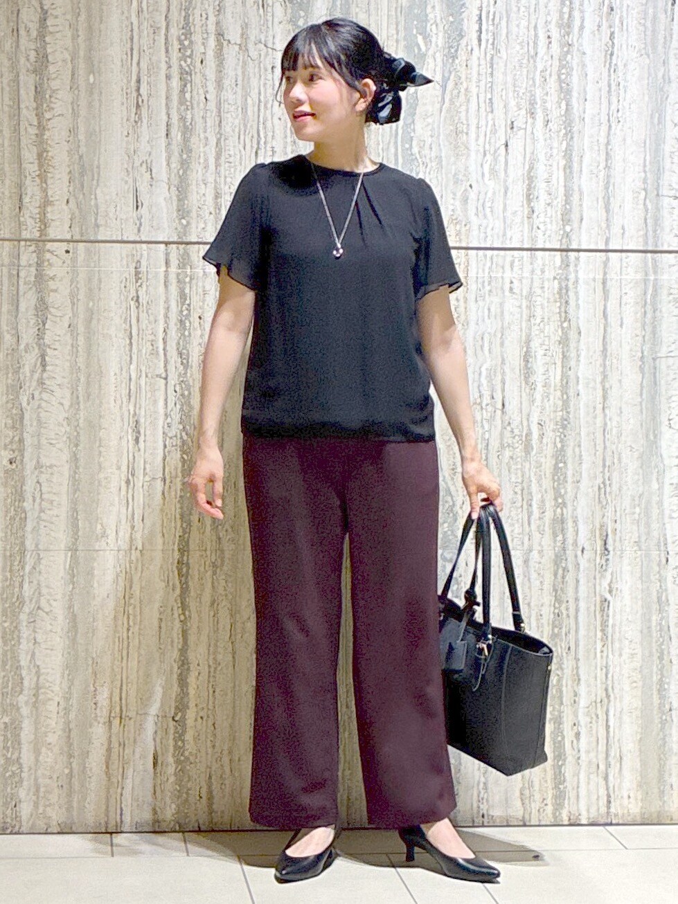 ブラック系のシャツ/ブラウス、ブラック系のカーディガン/ボレロ、ブラウン系のその他パンツを着用したレディースの秋コーディネートの5枚目の写真