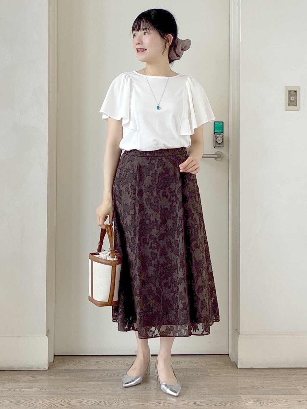 ホワイト系のTシャツ/カットソー、ブラウン系のスカート、イエロー系のショルダーバッグを着用したレディースの夏コーディネートの8枚目の写真