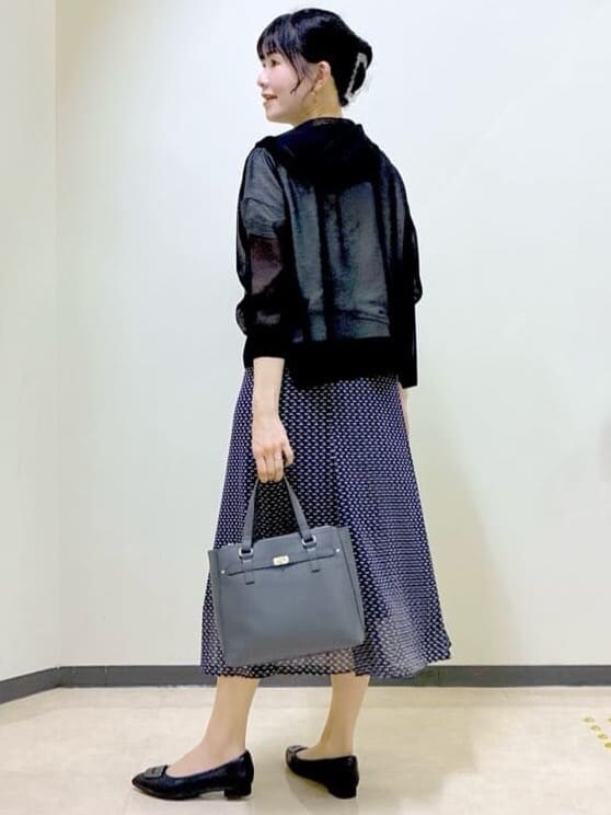 ブラック系のカーディガン/ボレロ、グレー系のニット/セーター、ブルー系のスカートを着用したレディースの秋コーディネートの4枚目の写真