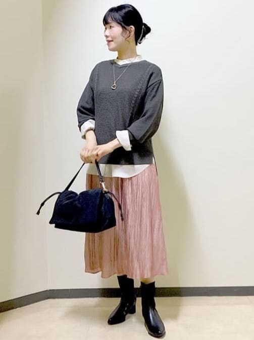 グレー系のニット/セーター、ベージュ系のシャツ/ブラウス、グリーン系のその他パンツを着用したレディースの秋コーディネートの10枚目の写真