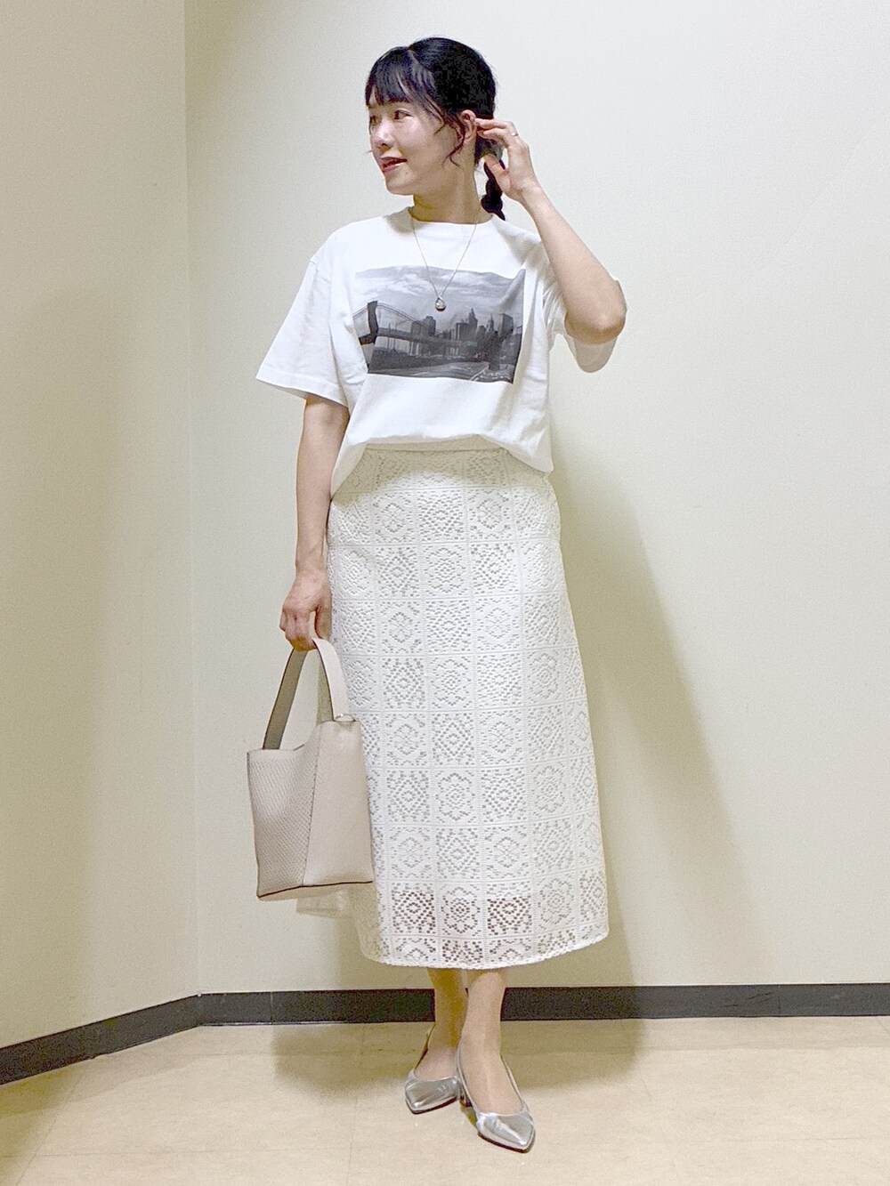ブラウン系のブルゾン、ホワイト系のスカート、ホワイト系のTシャツ/カットソーを着用したレディースの春コーディネートの6枚目の写真