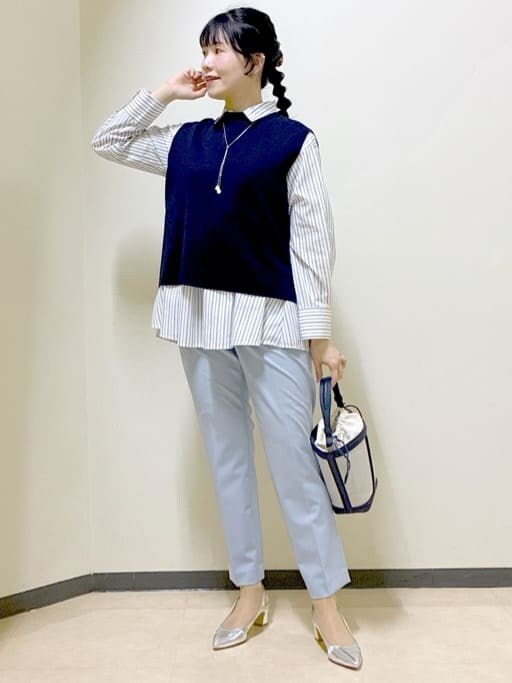 ブルー系のニット/セーター、ホワイト系のシャツ/ブラウス、ブルー系のその他パンツを着用したレディースの春コーディネートの5枚目の写真