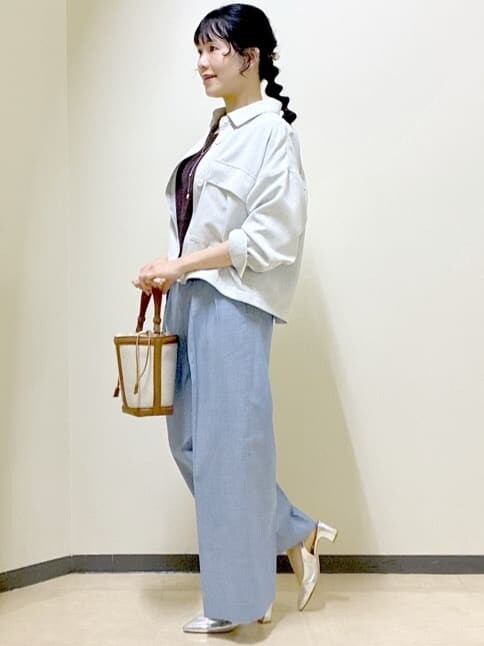 グレー系のブルゾン、ブラウン系のニット/セーター、ブルー系のその他パンツを着用したレディースの春コーディネートの2枚目の写真