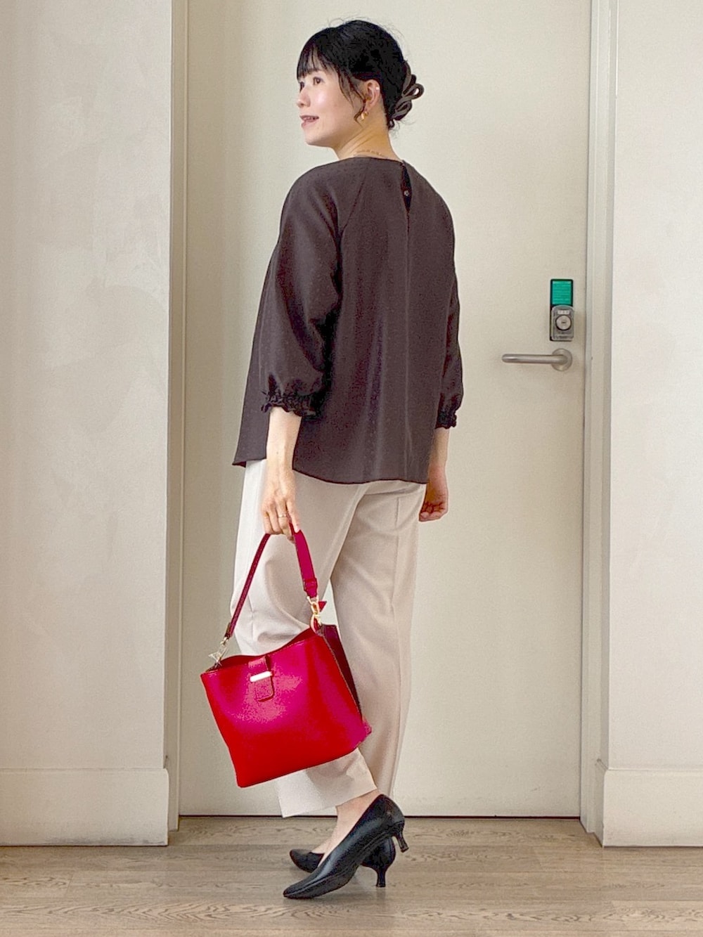パープル系のシャツ/ブラウス、ベージュ系のその他パンツ、ブラウン系のシャツ/ブラウスを着用したレディースの秋コーディネートの10枚目の写真