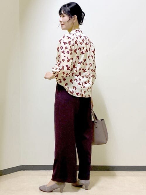 ベージュ系のシャツ/ブラウス、ベージュ系のノーカラージャケット、ブラウン系のその他パンツを着用したレディースの秋コーディネートの4枚目の写真