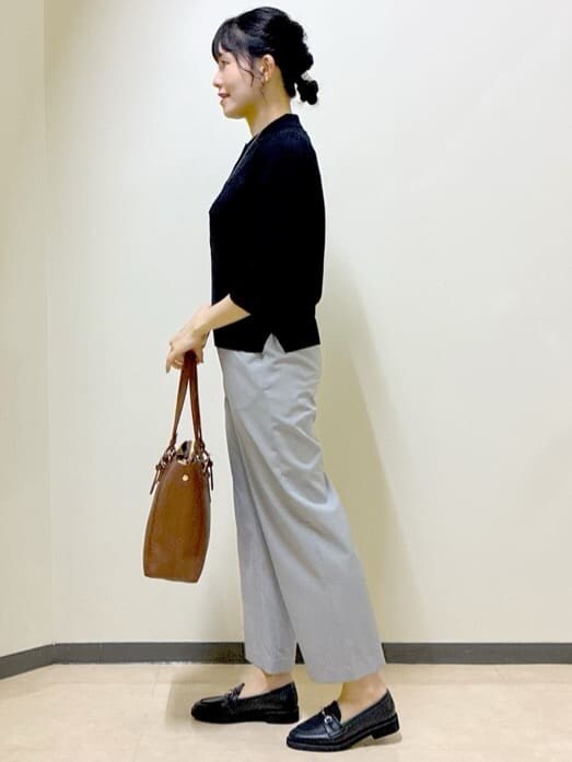 ブラック系のニット/セーター、グレー系のその他パンツ、レッド系のスカートを着用したレディースの秋コーディネートの2枚目の写真